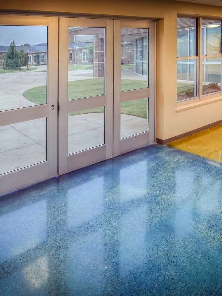 Piso de hormigón azul en escuela con GemTone Stain